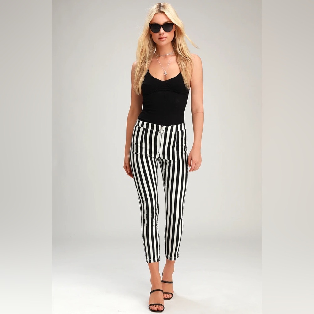 Lulus Aptitude Black and White Striped Zip-Front Cropped Skinny Jeans Sz Small